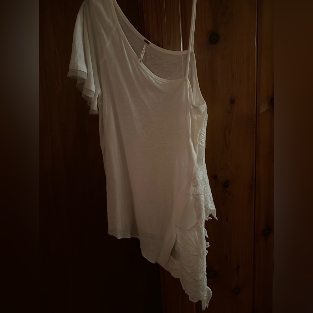 NWOT a beautiful white hummingbird split shoulder tank with beautiful designs M